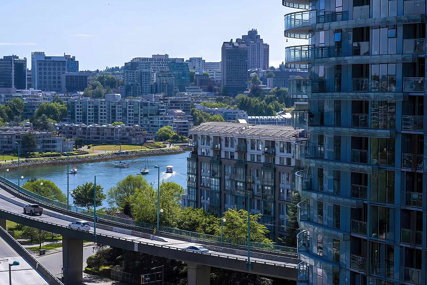 1219 68 Smithe Street