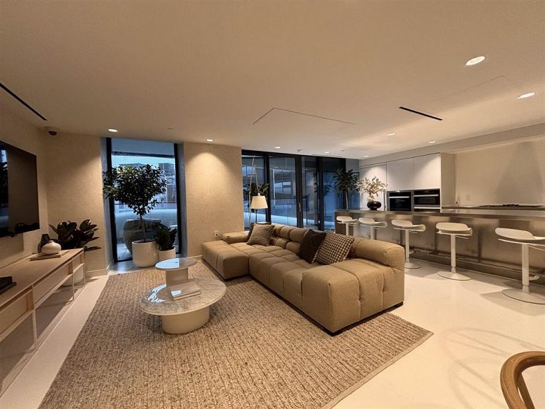 2702 1033 Nelson Street