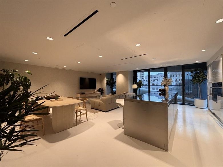 2702 1033 Nelson Street