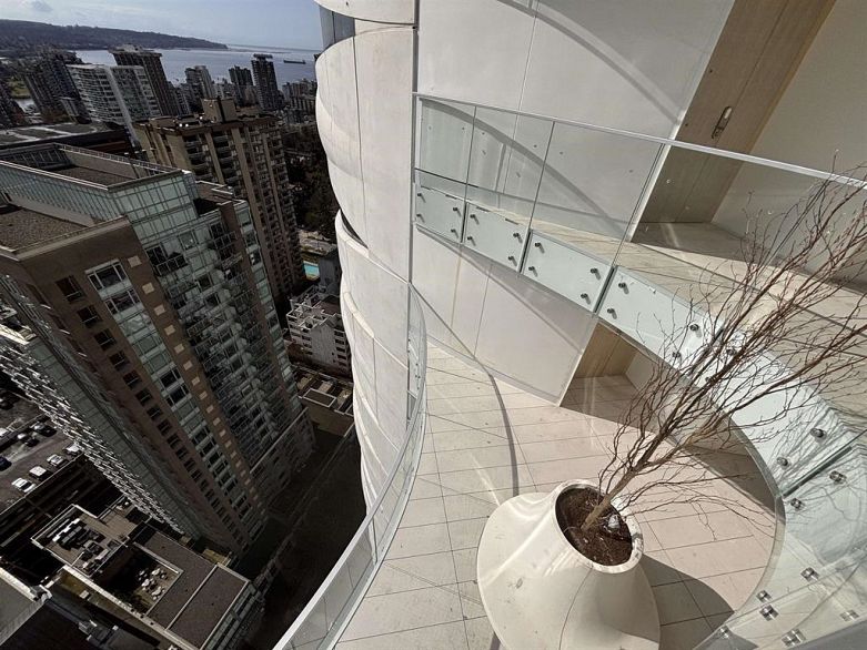 2702 1033 Nelson Street