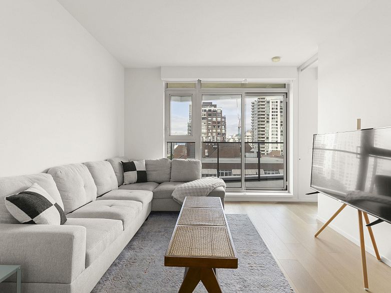 1104 889 Pacific Street