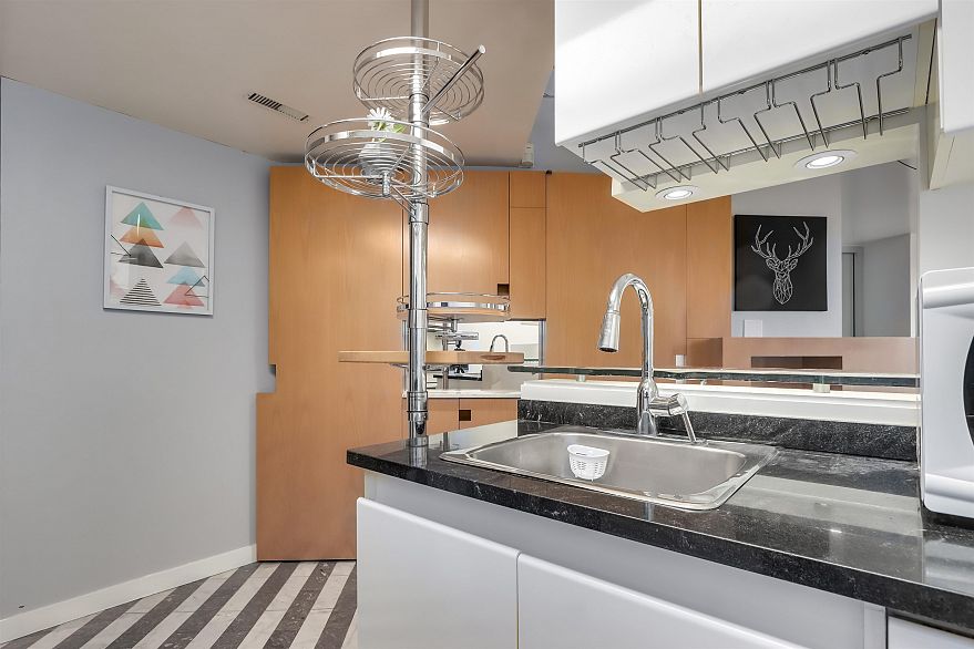 1404 1050 Burrard Street