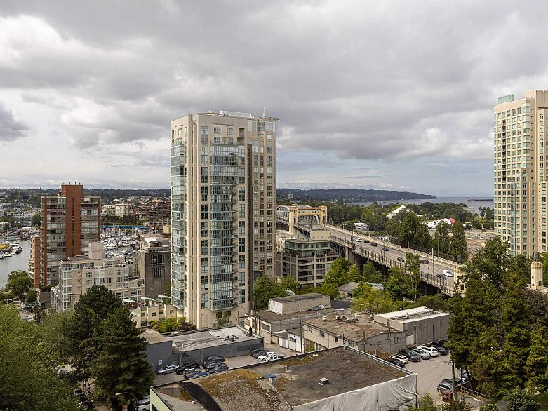 1104 889 Pacific Street