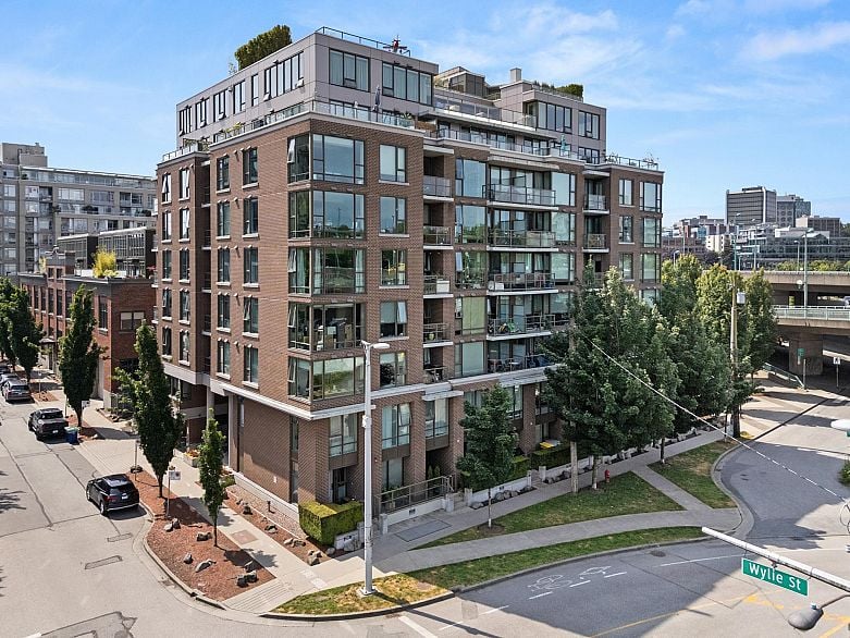 438 W 1st Avenue