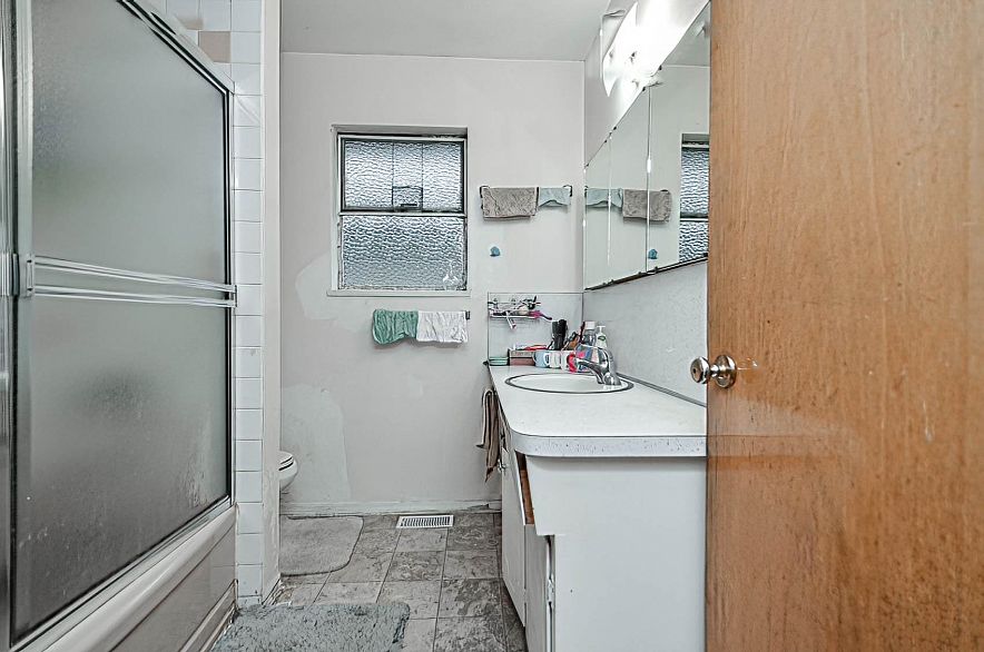 6021 Commercial Street