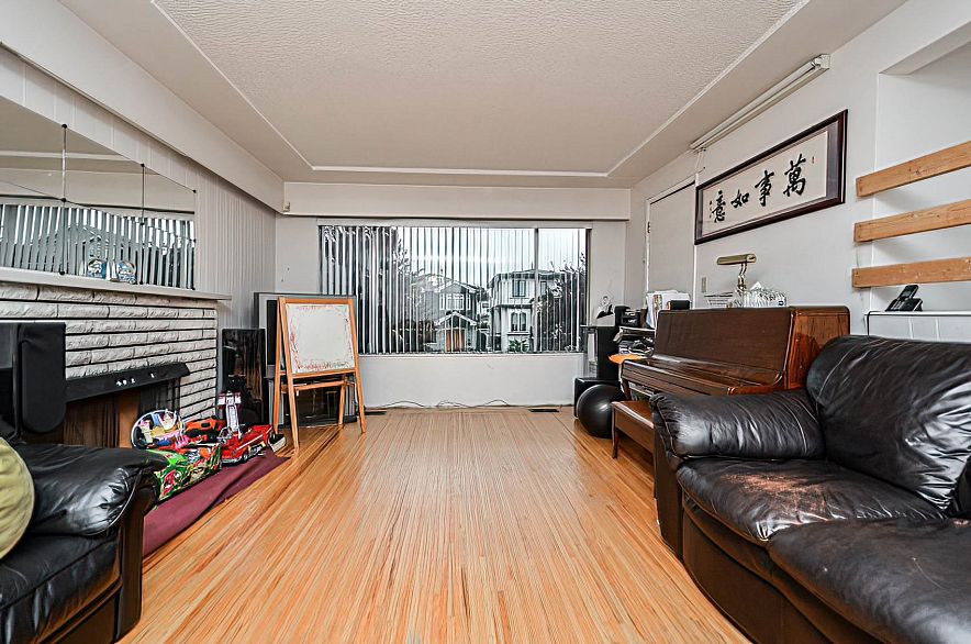 6021 Commercial Street