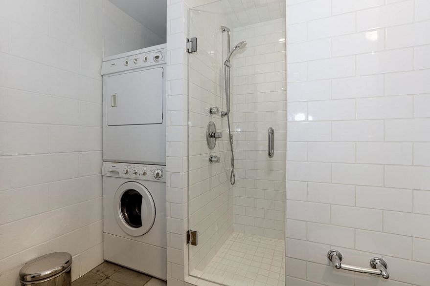 302 1220 E Pender Street