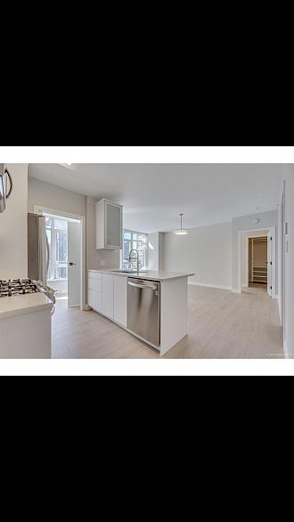 907 480 Robson Street