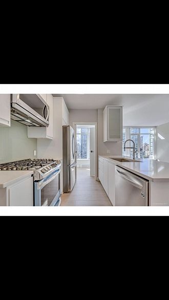 907 480 Robson Street