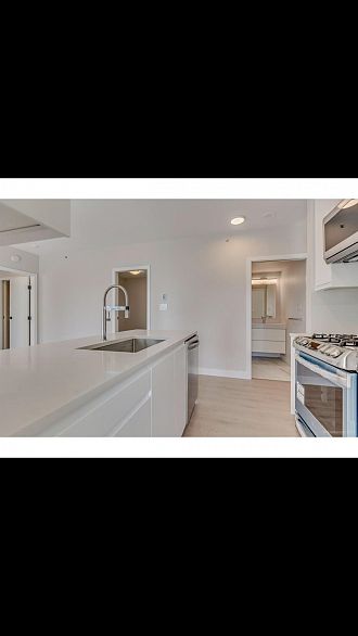 907 480 Robson Street