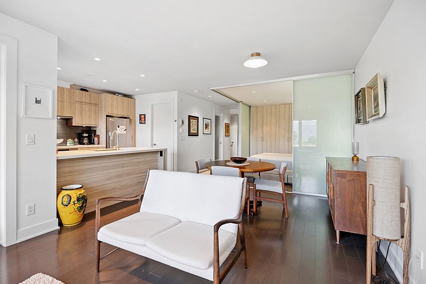 306 4463 W 10th Avenue