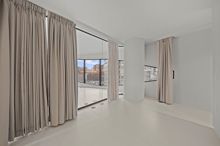 702 1033 Nelson Street