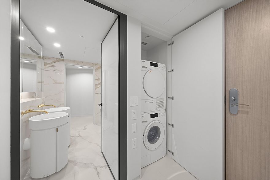 702 1033 Nelson Street