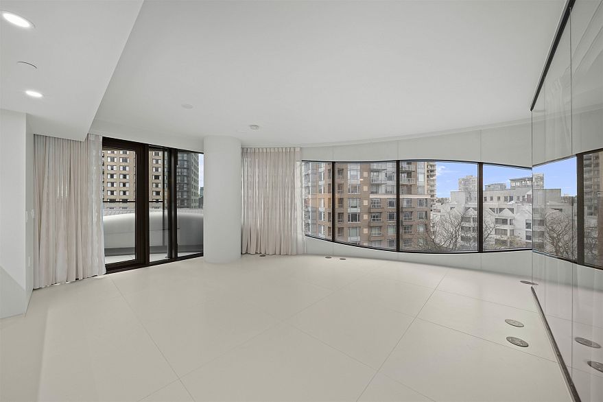 702 1033 Nelson Street