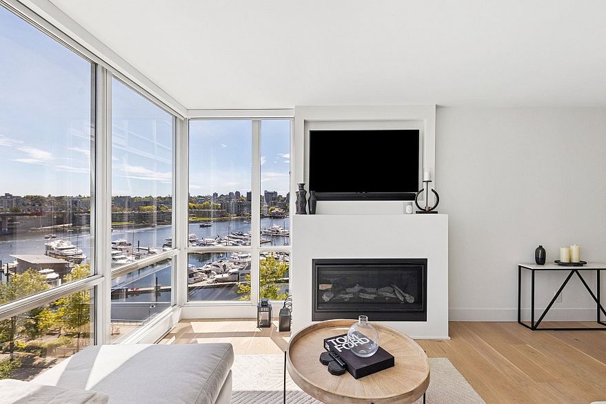 801 1077 Marinaside Crescent