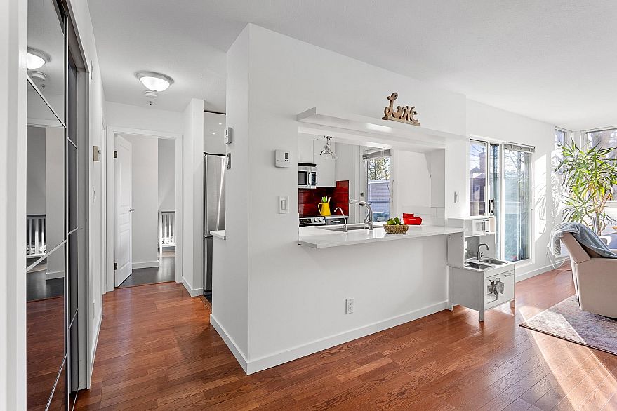 212 8460 Jellicoe Street