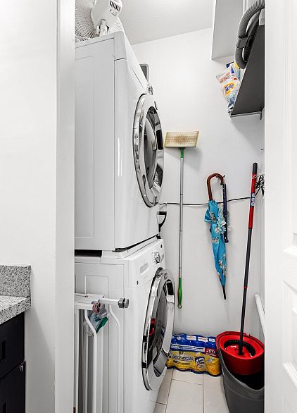 212 8460 Jellicoe Street