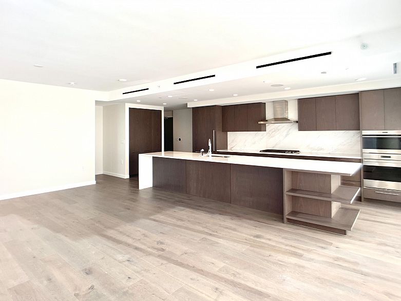 2504 1335 Howe Street