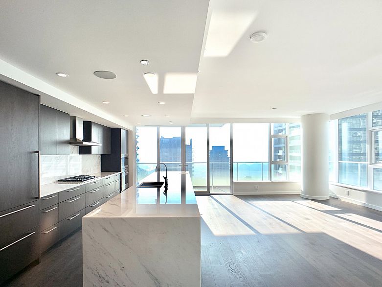 2504 1335 Howe Street