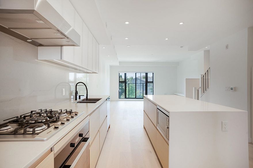 586 W 28th Avenue