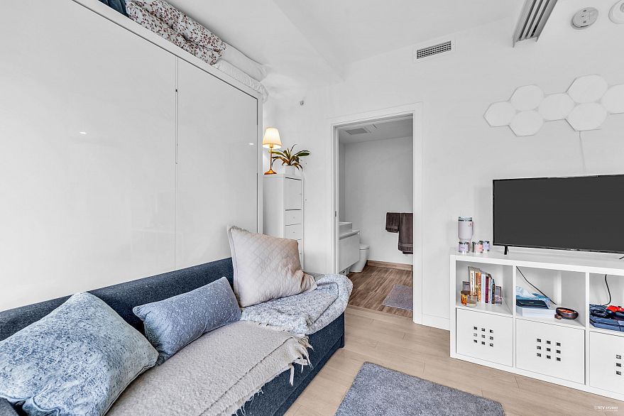 303 1480 Howe Street