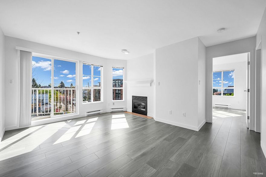 PH 2 6991 Victoria Drive