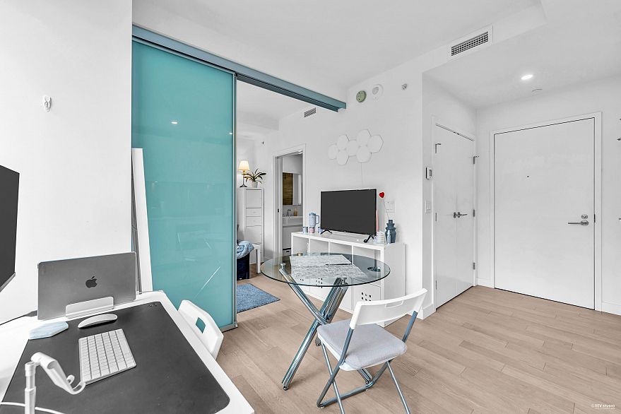 303 1480 Howe Street