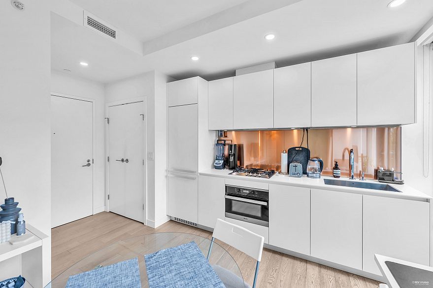 303 1480 Howe Street