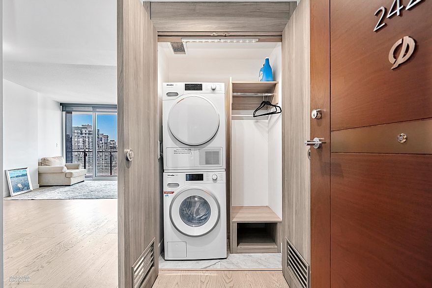 2421 89 Nelson Street