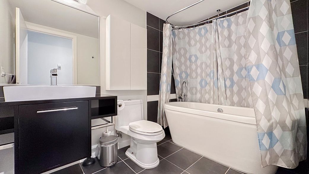 2705 689 Abbott Street