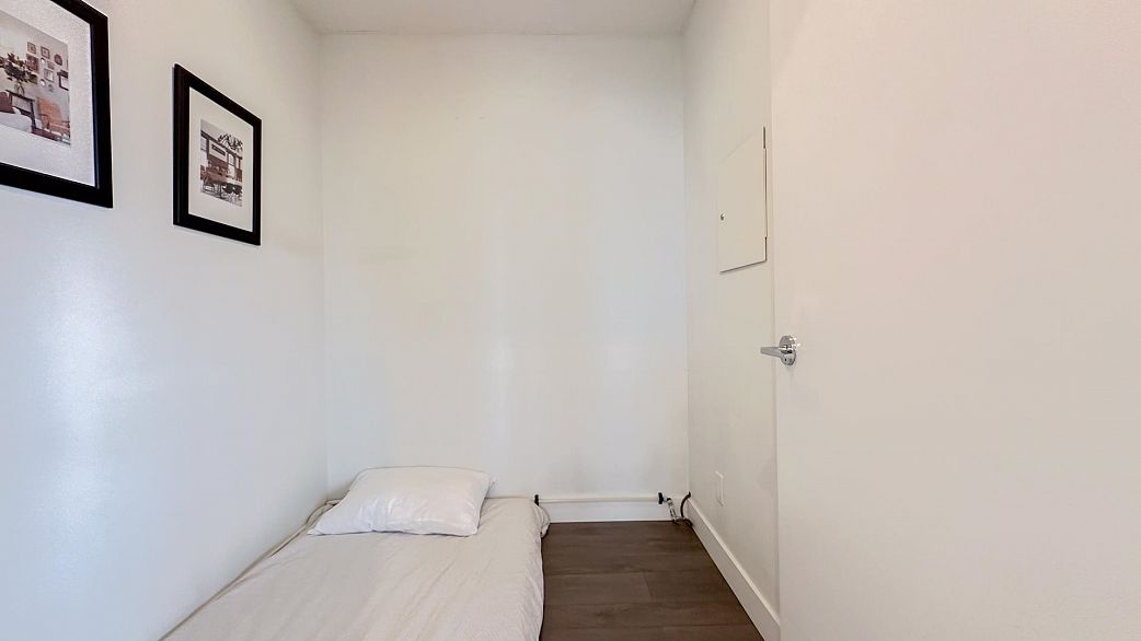 2705 689 Abbott Street