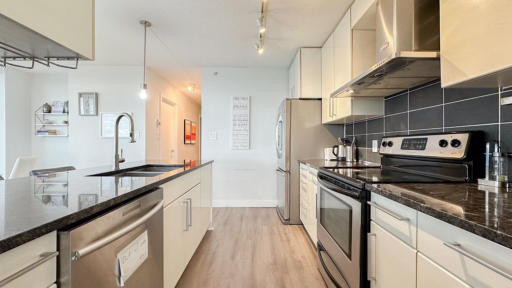 2705 689 Abbott Street