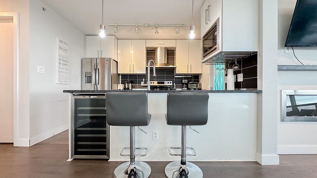 2705 689 Abbott Street