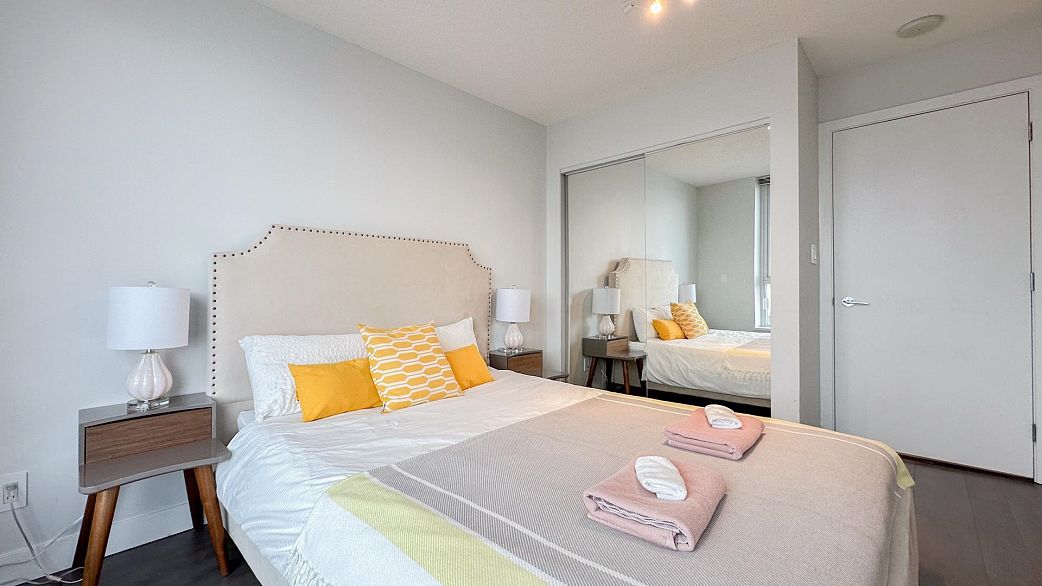 2705 689 Abbott Street