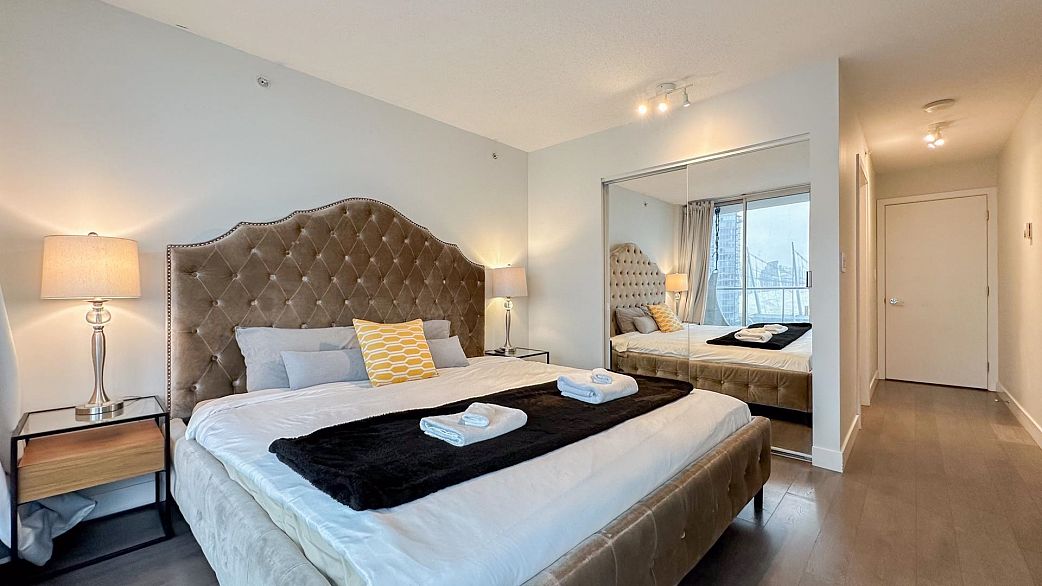 2705 689 Abbott Street