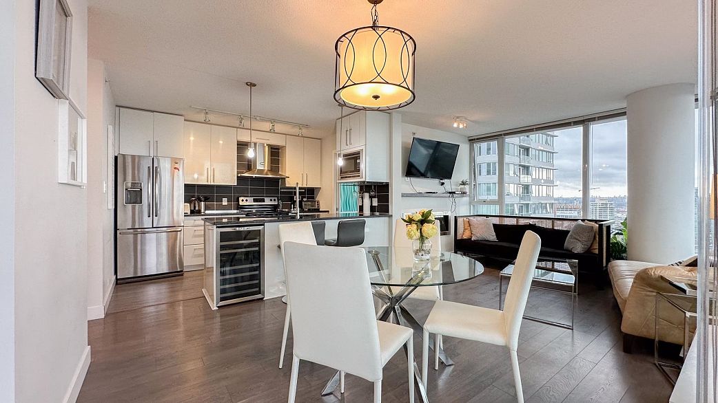 2705 689 Abbott Street