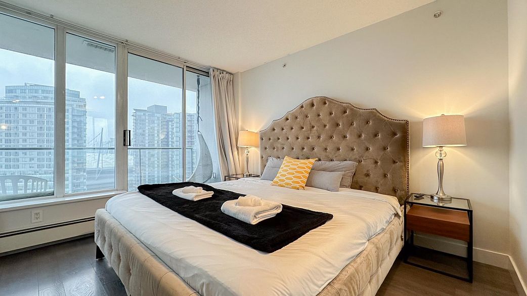 2705 689 Abbott Street