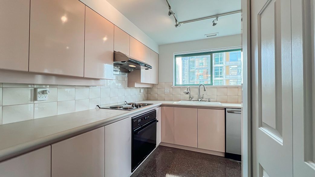 1206 909 Burrard Street