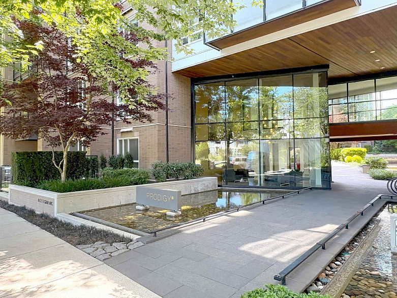 PH5 6033 Gray Avenue