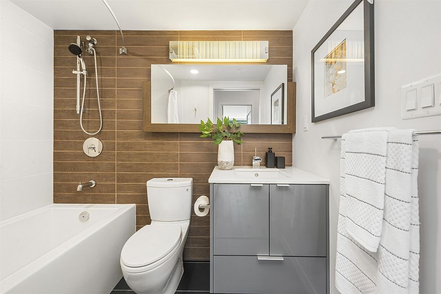 1110 161 W Georgia Street