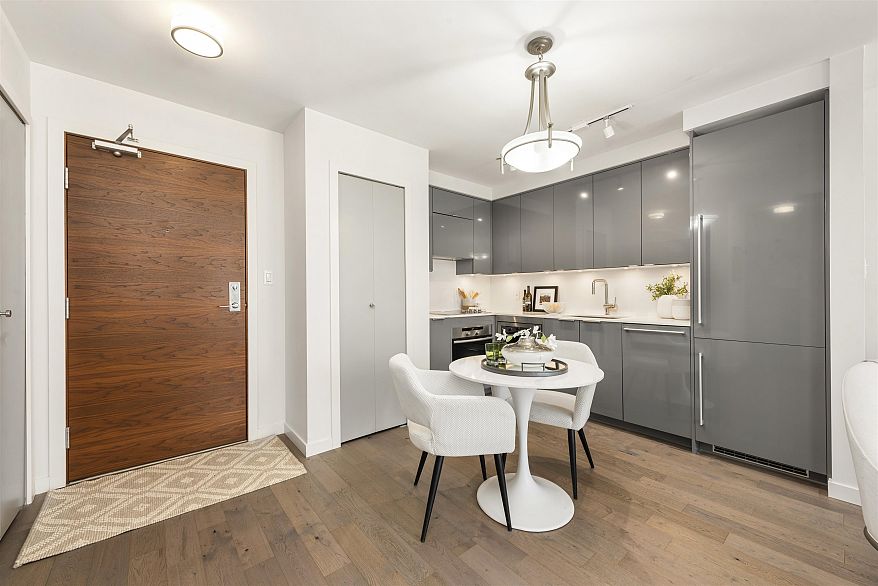 1110 161 W Georgia Street