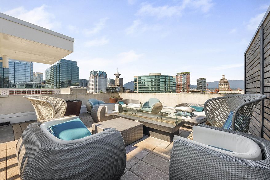 1110 161 W Georgia Street