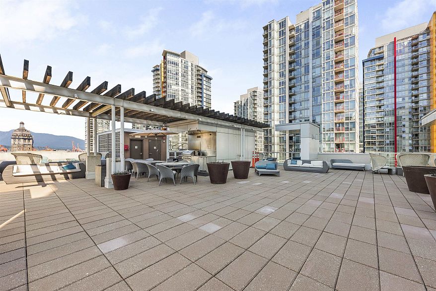 1110 161 W Georgia Street