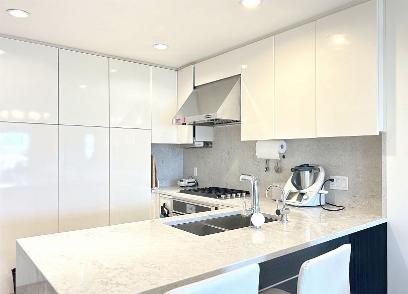 PH5 6033 Gray Avenue