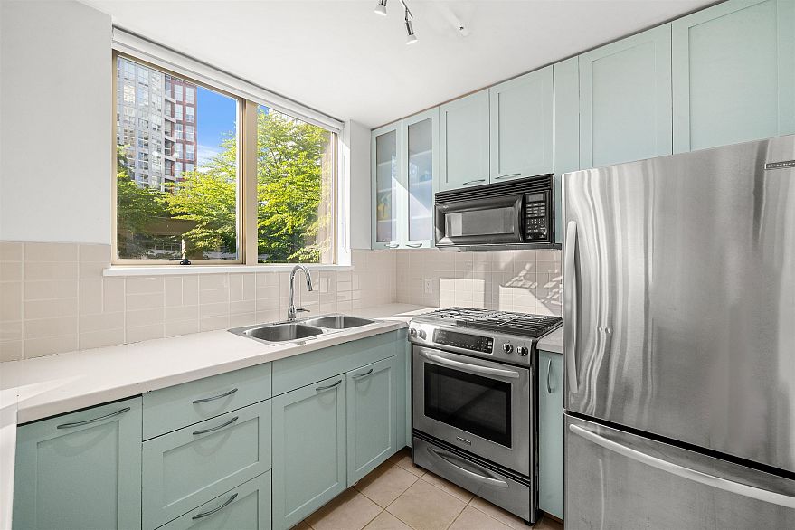 TH8 989 Richards Street