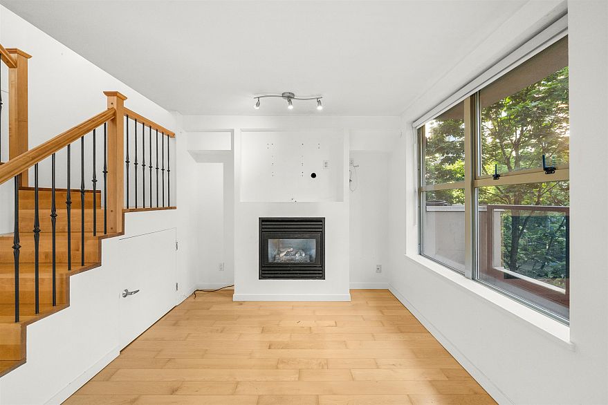 TH8 989 Richards Street