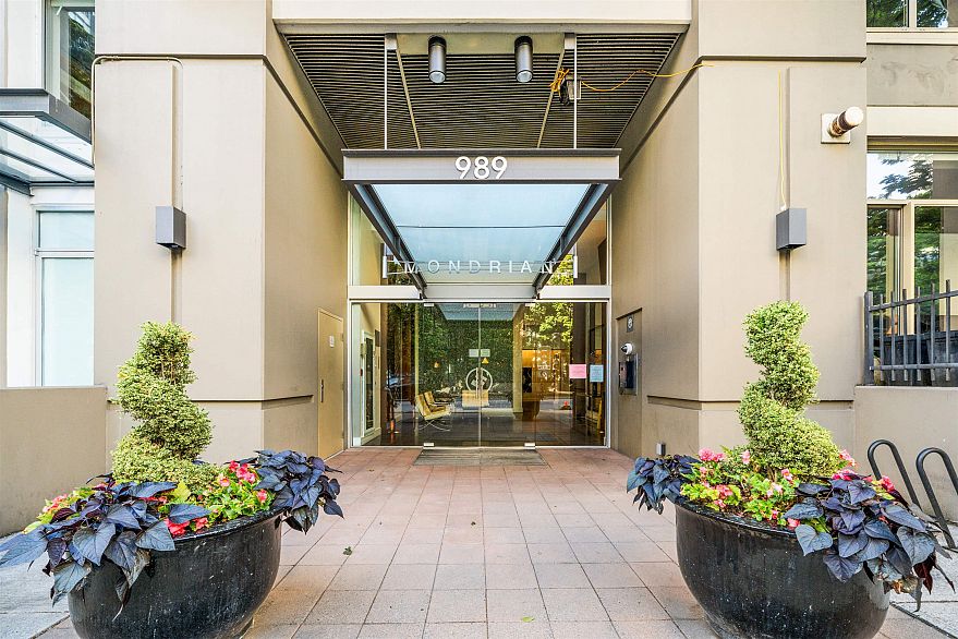 TH8 989 Richards Street