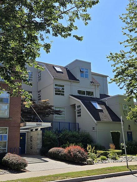 102 1990 SE Kent Avenue