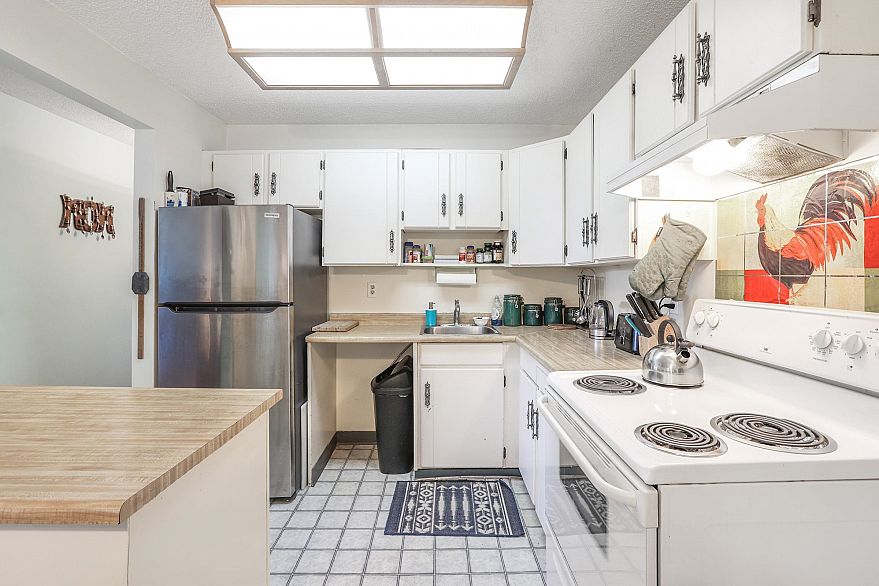 #205 665 E 6th Avenue