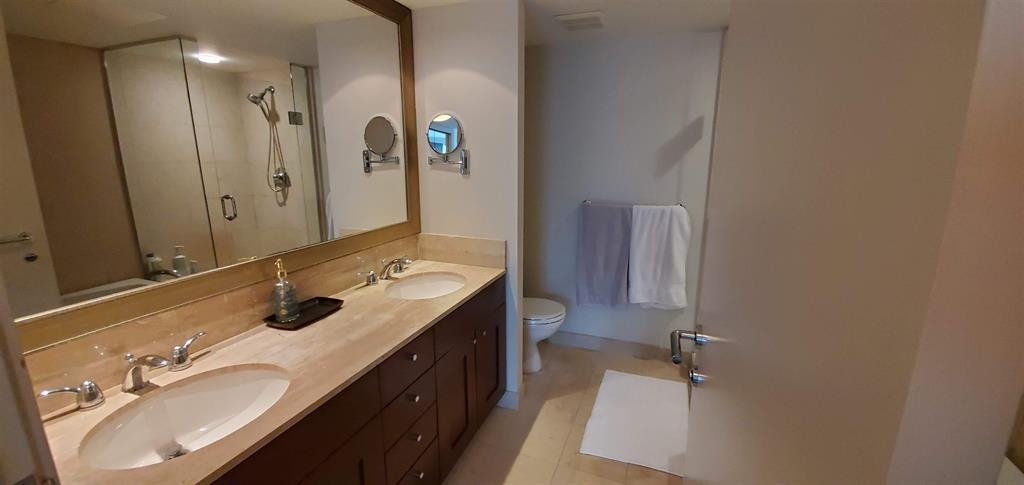 704 499 Broughton Street